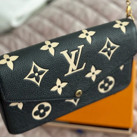 Louis Vuitton Pochette Felicie Black Beige
Shoulderbag 3PCS Set W/Box - Picture 14 of 16